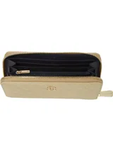 Billetera Tommy Hilfiger color beige, con diseño acolchado, cierre de cremallera, tres compartimentos principales, bolsillo interior con cremallera para monedas, dos compartimentos interiores para billetes, múltiples ranuras interiores para tarjetas e insignia del monograma TH en la parte delantera.