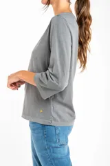 Remera de algodón, color gris, de corte ajustado y manga 3/4.