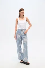 Pantalón de jean celeste con estampado de flores rosas, corte recto y tiro medio.