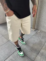 Bermuda color arena de corte amplio.