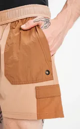 Short de baño color beige con detalles en marrón, calce regular, elástico en la cintura, cordón para ajustar y cuatro bolsillos.
