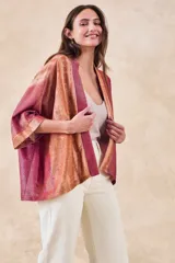 Kimono oversize en tonos cálidos, con textura suave y ligera, de caída fluida y movimiento encantador.