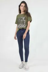 Remera verde militar con estampado de letras y animal print.