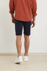 Bermuda de gabardina color marrón con bolsillos laterales y traseros.