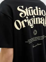 Remera negra de manga corta y cuello redondo con estampado en la espalda con la frase "Studio Originals" en color crema.