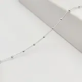 Pulsera semirrígida de plata 925 con eslabones tipo serpiente y pequeñas esferas distribuidas a lo largo de la cadena.