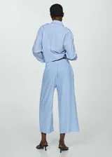 Pantalón culotte color beige de lino y viscosa, con cintura elástica y corte ancho.