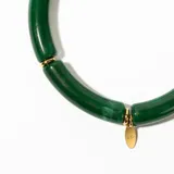 Pulsera elástica con cuentas cilíndricas de resina verde veteada y detalles dorados.