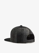 Gorra de seis paneles con visera plana, confeccionada en lana americana a cuadros en tonos grises y negros. Presenta un parche con el logo de Pendleton en el frente.