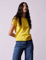 Buzo amarillo tejido en hilado fino, con cuello redondo y mangas cortas.