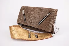 Cartera marrón con motivo de piel de iguana, con asa corta de cuero y cadena metálica plateada.