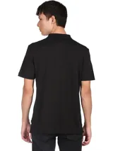 Chomba negra de algodón con cuello clásico, tapeta de dos botones y mangas cortas.