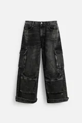 Pantalón relaxed fit confeccionado en denim de algodón color negro con efecto lavado. Cuenta con bolsillos frontales, traseros de plastrón y bolsillos multifunción tipo cargo en las perneras. El bajo es ajustable con trabilla.