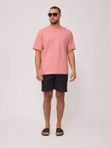 Short de baño negro con cintura elástica y cordón ajustable.