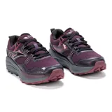Championes de trail running Joma TK Shock Lady 2519, color violeta con detalles en negro y gris. Capellada de mesh transpirable y material sintético con tecnología VTS para ventilación. Refuerzo PROTECTION en la puntera. Mediasuela de phylon y suela de caucho DURABILITY.
