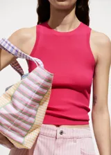 Top de punto de canalé color beige, de tejido fino, con cuello redondo y tirantes anchos.