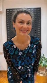 Vestido de gipur bordado con mangas largas, escote redondo y largo a la rodilla.