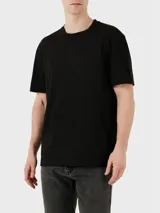 Remera negra de algodón con cuello redondo y mangas cortas. Tiene un pequeño logo de Calvin Klein en el pecho.