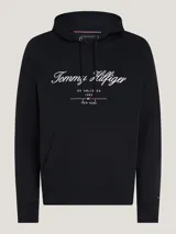 Buzo negro con capucha de Tommy Hilfiger. Tiene el logo de la marca bordado en blanco en el pecho y el logo de la bandera en el puño.