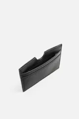 Tarjetero negro de cuero con cinco ranuras para tarjetas y logo grabado en el frente.