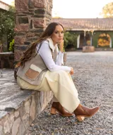 Bota corta de cuero vacuno color negro, con elástico lateral, taco de madera y punta fina.