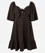 Vestido corto evasé color marrón chocolate, con escote corazón, nudo en el escote, mangas cortas con volados, lastex en la espalda y volado en el bajo.