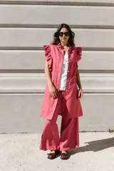 Vestido camisero celeste con cuello mao y volados en los hombros. Tiene cierre frontal con botones y lazo removible en la cintura.