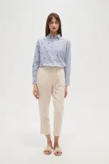 Pantalón de algodón color beige, de corte recto y largo a media pierna.