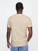 Remera de hombre a rayas horizontales azul marino y celeste, de corte recto y manga corta.
