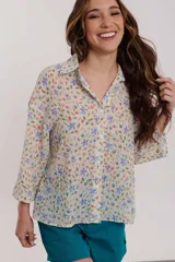 Camisa de manga larga, color crudo con estampado floral en tonos pastel, de corte suelto.