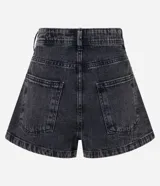 Short pollera de jeans negro con efecto marmoleado, tiro medio, trabillas y bolsillos.