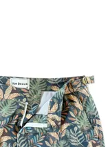 Short de baño azul con estampado de palmeras en tono gris, con bolsillos laterales y traseros, y ajuste lateral con hebilla metálica.