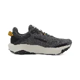 Zapatillas de trail running New Balance, también conocidas como DynaSoft Nitrel v6, diseñadas para ofrecer versatilidad y comodidad tanto en terrenos de sendero como en superficies urbanas. Color gris con detalles en negro y amarillo.