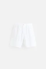 Bermuda negra regular fit confeccionada en tejido con mezcla de algodón y lino. Cintura elástica ajustable con cordón. Pliegues frontales. Bolsillos laterales y traseros de vivo. Cierre frontal con cremallera y botón.