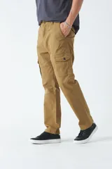 Pantalón cargo color marrón claro, de gabardina, con corte regular, bolsillos laterales y logo bordado.