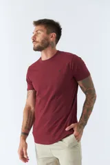 Remera básica color marrón claro, de corte regular, manga corta, cuello redondo y logo bordado en el pecho.