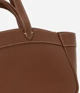 Bolso shopper grande color marrón, con costuras en contraste, doble asa de mano y correa larga desmontable. Incluye bolsillo interno desmontable.
