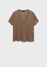 Remera color crema de lino con cuello en V y mangas cortas.