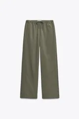 Pantalón verde oliva de tiro alto con bolsillos delanteros y traseros. Cintura elástica ajustable con cordones y pierna ancha.