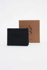 Billetera de cuero color negro con bajo relieve de la marca. Interior con múltiples compartimentos y forro de algodón en los bolsillos.
