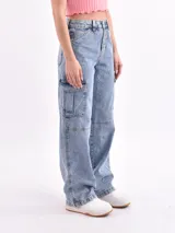 Pantalón jean cargo celeste de corte holgado, con bolsillos laterales y cintura alta.