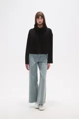 Buzo negro de manga larga con cuello alto tipo chimenea y un bolsillo cuadrado en el pecho.