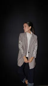 Tapado de paño con trama, corte oversized, bolsillos laterales y bordado de flores en las mangas. Forro estampado animal print.