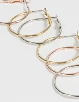 Set de tres pares de aros tipo argolla de metal, de 30 mm de diámetro, en color dorado, plateado y cobre.