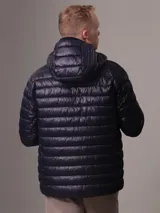 Campera Calvin Klein acolchada con capucha, color azul marino, cierre frontal con cremallera y bolsillos laterales con cremallera.