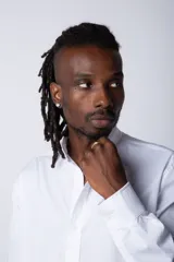 Camisa negra de manga larga con cuello mao y corte clásico.