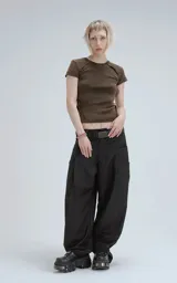 Remera marrón de manga corta y cuello redondo, corte ajustado al cuerpo y largo a la cadera.