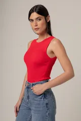 Musculosa roja de tejido de punto acanalado, con cuello redondo y corte ajustado.