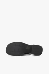 Sandalias plateadas de cuero con diseño slingback, puntera abierta y tacón cuadrado bajo color negro.