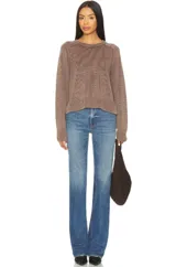 Sweater marrón de punto con cuello redondo y mangas largas.